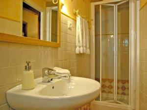 y baño con lavabo blanco y ducha. en Casa rural Álamo - Valle de El Paular, en Rascafría