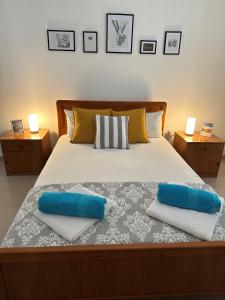 Un dormitorio con una cama con almohadas azules. en Seaclusion Vacation Villa, en Pomos