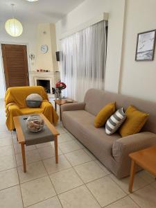 sala de estar con sofá y mesa en Seaclusion Vacation Villa, en Pomos