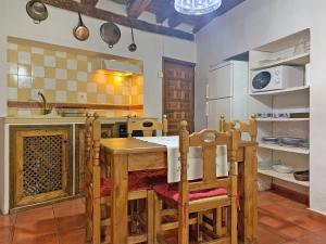 cocina con mesa y sillas en una habitación en Casa rural Álamo - Valle de El Paular, en Rascafría