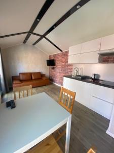 Kuchnia lub aneks kuchenny w obiekcie Domy nad morzem - Chata Pirata- Tiny House