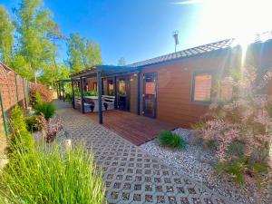 dom z tarasem z ławką w obiekcie Domy nad morzem - Chata Pirata- Tiny House w Dziwnowie