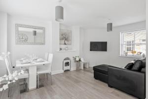 Uma área de estar em Beach Front House