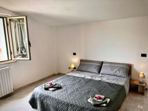 1 dormitorio con 1 cama con 2 toallas en Appartamento Lello, en Termoli