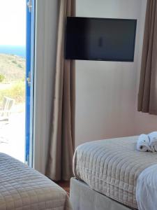 A bed or beds in a room at Lighthouse View Syros