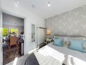 ein Schlafzimmer mit großem Bett und ein Esszimmer in der Unterkunft 1 The Boatyard - Water fronted, town location & parking for 2 cars in Kingsbridge