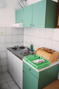 Kuchyň nebo kuchyňský kout v ubytování Apartment and Room Silvana