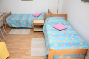 Postel nebo postele na pokoji v ubytování Apartment and Room Silvana