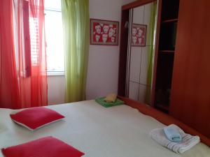 Postel nebo postele na pokoji v ubytování Apartment and Room Silvana