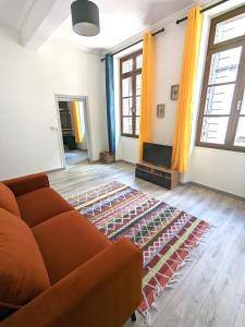 - un salon avec un canapé et un tapis dans l'établissement Le Saint Jean Cosy et Confort, à Villefranche-de-Conflent