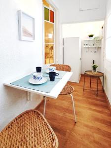 uma sala de jantar com uma mesa branca e cadeiras em Acogedor Apartamento en Barcelona Forum Sant Adrià em Sant Adria de Besos