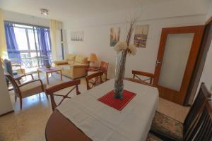 Zdjęcie z galerii obiektu RentalSevilla Apartamento luminoso con 3 dormitorios w Sewilli
