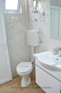 Koupelna v ubytování Apartmani "Nebo"