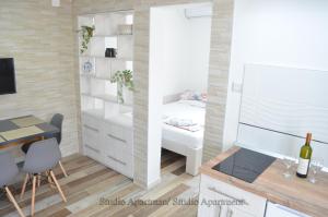 um pequeno quarto com uma cama, uma mesa e uma secretária em Apartmani "Nebo" em Sutomore