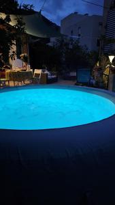 ein großer blauer Pool mit einer Person auf einem Stuhl in der Unterkunft Maison avec jardin, vue mer aux portes de Monaco in Beausoleil