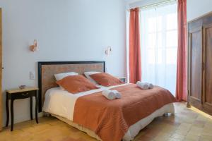 een slaapkamer met een bed met twee handdoeken erop bij La Tour Des Remparts in Rochemaure