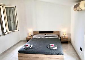 1 dormitorio con 1 cama grande y toallas. en Appartamento Lello, en Termoli