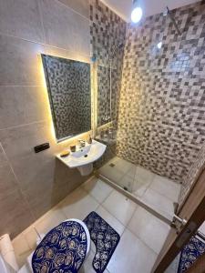 La salle de bains est pourvue d'une douche, de toilettes et d'un lavabo. dans l'établissement appartement a Marrakech, à Marrakech