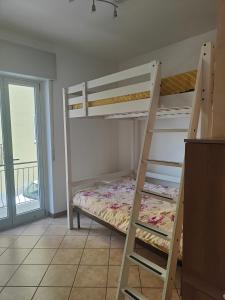 een slaapkamer met 2 stapelbedden en een balkon bij Lara's House in Verona