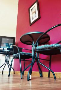 twee zwarte stoelen en een tafel met een laptop bij Benbulben View F91YN96 in Sligo
