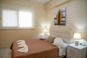 パレカストロにあるComfort House Mimosa 1のベッドルーム1室(ベッド1台、タオル2枚付)