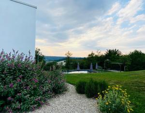 Zahrada ubytování ROSTAGNI 1834 apt with pool in the Barolo region