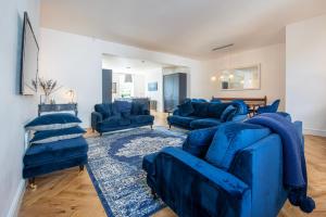 ein Wohnzimmer mit blauen Sofas und einem blauen Teppich in der Unterkunft South Wing of Edwinstowe Hall in Edwinstowe