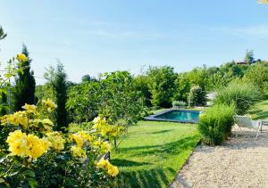 Bazén v ubytování ROSTAGNI 1834 apt with pool in the Barolo region nebo v jeho okolí