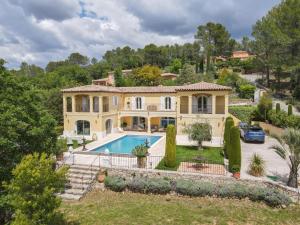 una vista aérea de una casa con piscina en Villa SULIS en Lorgues