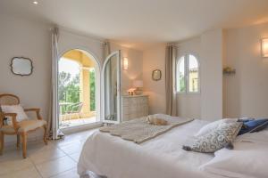 Postel nebo postele na pokoji v ubytování Villa SULIS + 25 fotografií