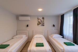 Duas camas num quarto com uma janela em Dzukija Hotel em Alytus