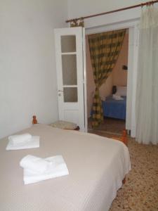 um quarto com uma cama com duas toalhas em SeaShell apartment Sea View, Castle View 200metres from the Beach em Sitia