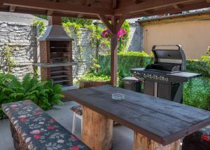 a picnic table and a grill on a patio at SUN & WINE in Pobierowo