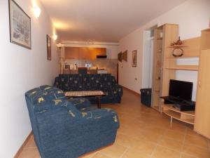 ein Wohnzimmer mit 2 Sofas und einem TV in der Unterkunft Apartments Sonja in Opatija