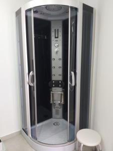 ラ・スペツィアにあるCandy's dream roomsの白い椅子が備わる客室内のガラス張りのエレベーター