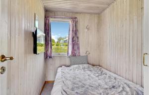 Habitación pequeña con cama y ventana en Cozy Home In Faaborg With Kitchen, en Faaborg