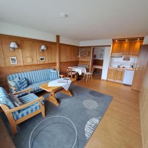 sala de estar con sofá azul y mesa en Faltenbach Ferienwohnungen in Oberstdorf, en Oberstdorf