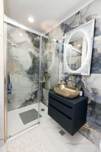 y baño con lavabo y ducha con espejo. en Katja Malo Misto, en Zadar