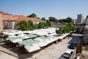 una vista aérea de un montón de sombrillas en Katja Malo Misto, en Zadar