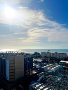 uitzicht op een stad met de oceaan op de achtergrond bij Aquarius Residence in Fortaleza