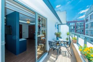 uma varanda com mesa e cadeiras em um prédio em Freya Hotel em Istambul