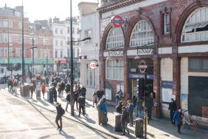 ロンドンにあるCamden Town Duplexの賑やかな街路を歩く人々