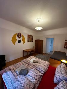 ライプツィヒにあるArt-Haus-Leipzigのベッドルーム1室(大型ベッド1台付)