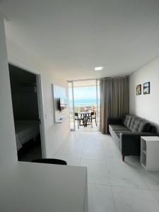 een woonkamer met een bank en een tafel bij Aquarius Residence in Fortaleza