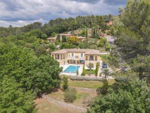 una vista aérea de una casa con piscina en Villa SULIS en Lorgues