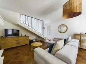 ein Wohnzimmer mit Sofa und Fernseher in der Unterkunft Villa Crousadou, 10 personnes avec piscine à Saint-Rémy-de-Provence in Saint-Rémy-de-Provence