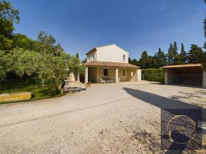 ein Haus mit einer Auffahrt davor in der Unterkunft Villa Crousadou, 10 personnes avec piscine à Saint-Rémy-de-Provence in Saint-Rémy-de-Provence