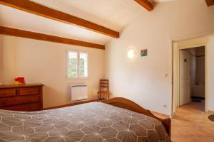 1 dormitorio con 1 cama, vestidor y ventana en Les collins du sud 2, en Peyrolles-en-Provence