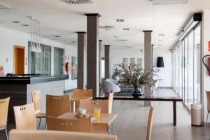 uma sala de jantar com mesa e cadeiras em Grupoandria Hotel Platja Gran em Ciutadella