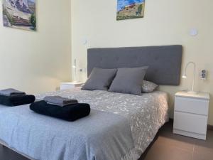 a bedroom with a bed with two pillows on it at Casa rural con vistas maravillosas en Arico in Sabina Alta